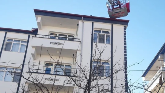 Elazığ'da çatıda mahsur kalan kedi için HAYDİ ve itfaiye ekipleri seferber oldu