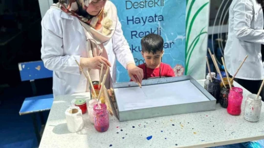 Elazığ'da çocuklar ebru sanatı ile tanıştı