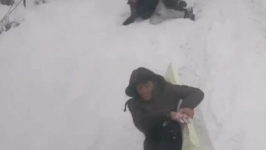 Elazığ'da çocuklar karın keyfini küvetle kayarak çıkardı