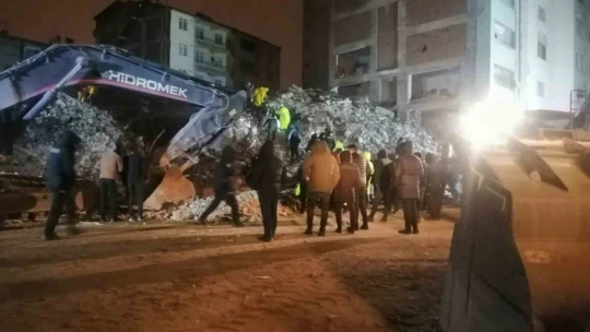 Elazığ'da çöken binada polis memurunun cansız bedenine ulaşıldı