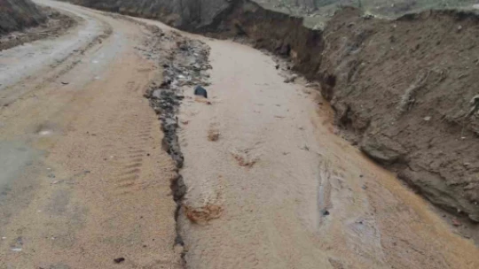Elazığ'da çöken köy yolları ulaşıma kapandı