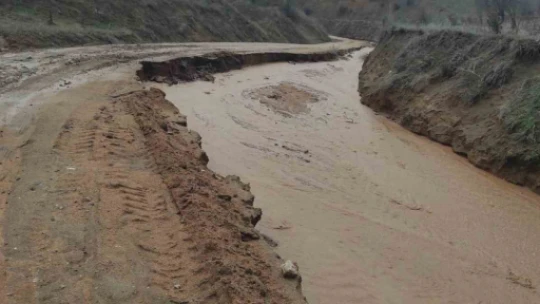 Elazığ'da çöken köy yolları ulaşıma kapandı