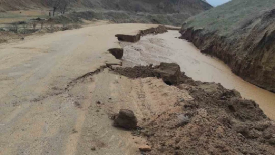 Elazığ'da çöken köy yolları ulaşıma kapandı