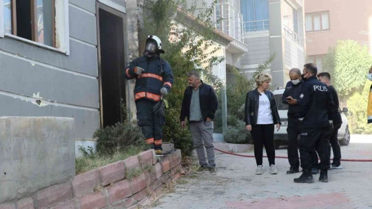 Elazığ'da depoda çıkan yangında 1 kişi dumandan etkilendi
