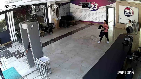 Elazığ'da deprem anı bir televizyonun güvenlik kamerasına yansıdı