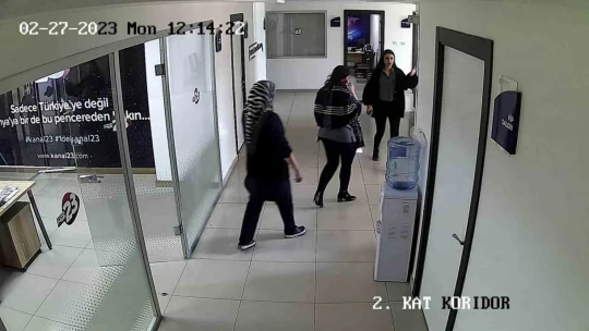 Elazığ'da deprem anı bir televizyonun güvenlik kamerasına yansıdı
