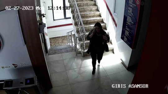 Elazığ'da deprem anı bir televizyonun güvenlik kamerasına yansıdı