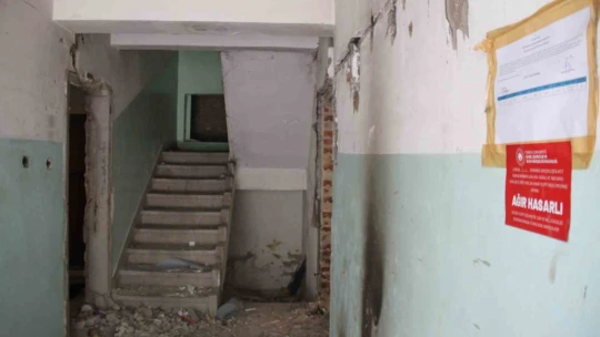 Elazığ'da depremde ağır hasar alan binalara 'Ağır Hasarlı' etiketi yapıştırıldı