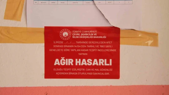 Elazığ'da depremde ağır hasar alan binalara 'Ağır Hasarlı' etiketi yapıştırıldı