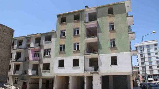 Elazığ'da depremde ağır hasar alan binalara 'Ağır Hasarlı' etiketi yapıştırıldı