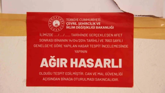 Elazığ'da depremde ağır hasar alan binalara 'Ağır Hasarlı' etiketi yapıştırıldı
