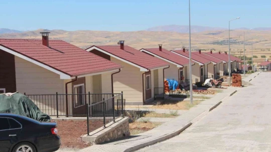 Elazığ'da depremin izleri bir bir siliniyor