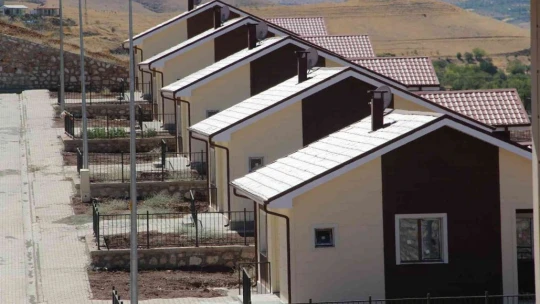 Elazığ'da depremin izleri bir bir siliniyor