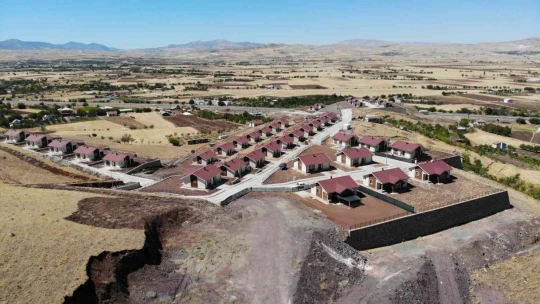 Elazığ'da depremin izleri bir bir siliniyor