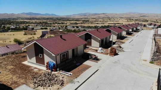 Elazığ'da depremin izleri bir bir siliniyor