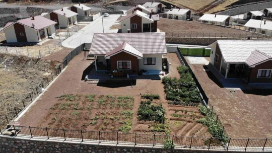 Elazığ'da depremin izleri bir bir siliniyor
