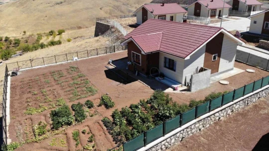 Elazığ'da depremin izleri bir bir siliniyor