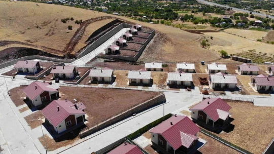 Elazığ'da depremin izleri bir bir siliniyor