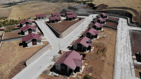 Elazığ'da depremin izleri bir bir siliniyor