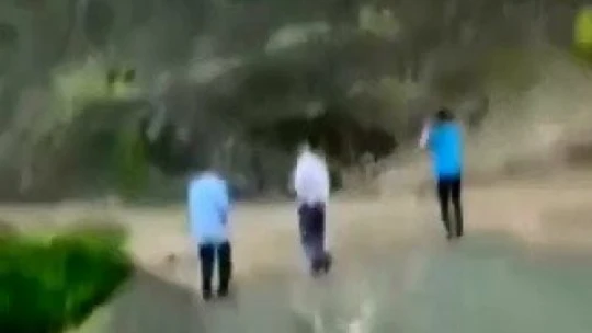 Baskil'de dere taştı, köy yolu çöktü
