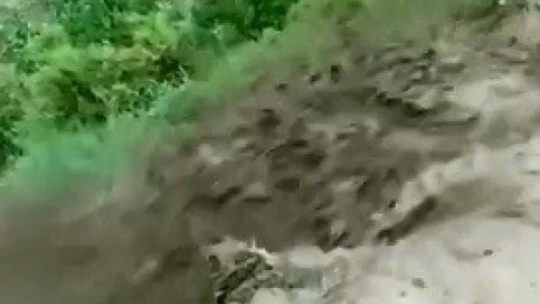 Baskil'de dere taştı, köy yolu çöktü