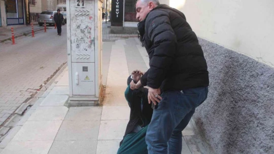 Elazığ'da dilenci operasyonu: Kimi gazetecilere tepki gösterdi, kimi kendini yerlere attı