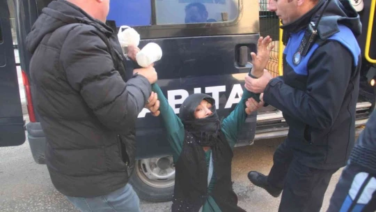 Elazığ'da dilenci operasyonu: Kimi gazetecilere tepki gösterdi, kimi kendini yerlere attı