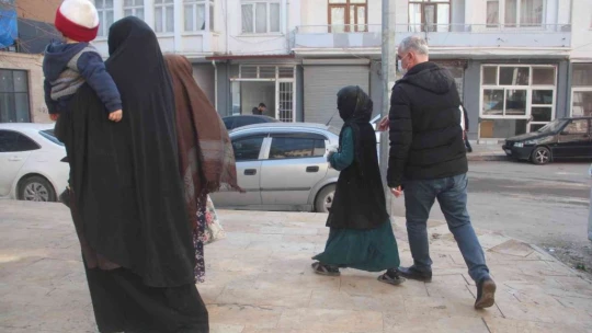 Elazığ'da dilenci operasyonu: Kimi gazetecilere tepki gösterdi, kimi kendini yerlere attı