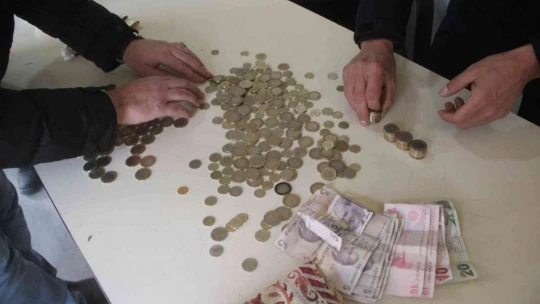 Elazığ'da dilenci operasyonu: Kimi gazetecilere tepki gösterdi, kimi kendini yerlere attı