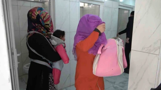 Elazığ'da dilenci operasyonu: Kimi ev aradığını söyledi, kimi de lavabolara saklandı
