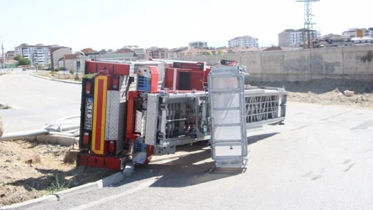 Elazığ'da direğe çarpan kamyon yan yattı: 1 yaralı