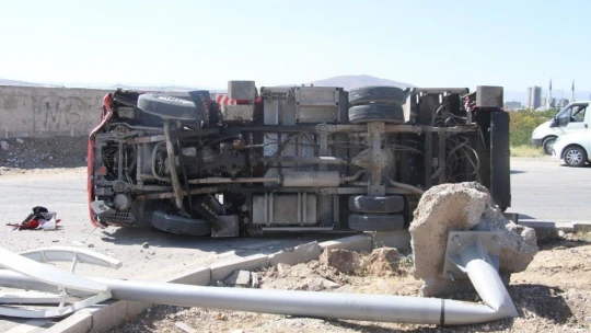 Elazığ'da direğe çarpan kamyon yan yattı: 1 yaralı