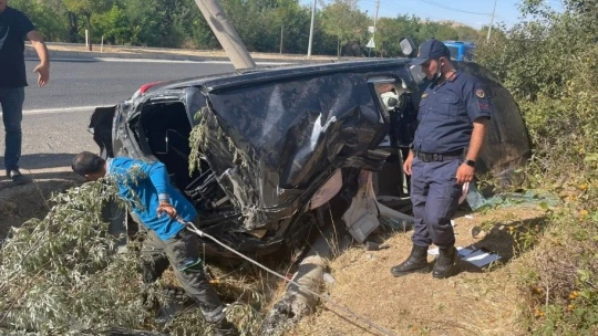 Elazığ'da direğe çarpan otomobil hurdaya döndü: 2 ağır yaralı
