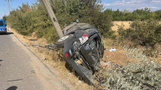 Elazığ'da direğe çarpan otomobil hurdaya döndü: 2 ağır yaralı