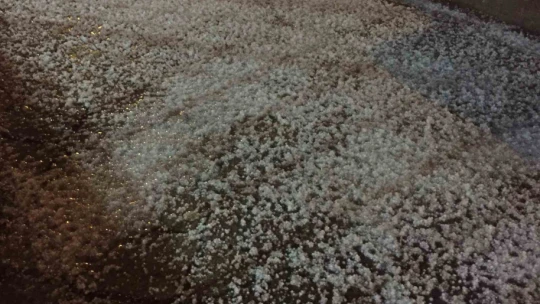 Elazığ'da dolu yağışı etkili oldu, iş yerlerini su bastı