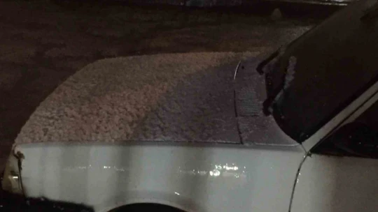 Elazığ'da dolu yağışı etkili oldu, iş yerlerini su bastı