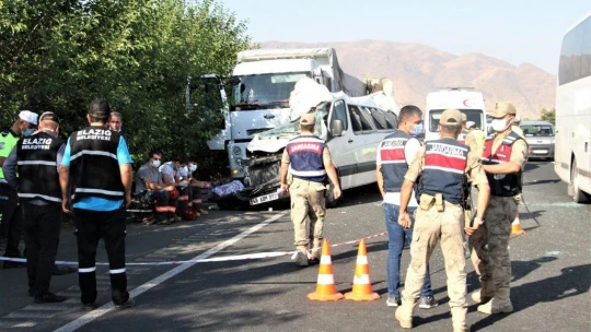 Elazığ'da düğün yolunda feci kaza: 3 ölü, 10 yaralı
