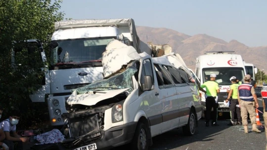 Elazığ'da düğün yolunda feci kaza: 3 ölü, 10 yaralı