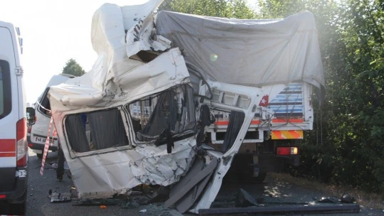 Elazığ'da düğün yolunda feci kaza: 3 ölü, 10 yaralı