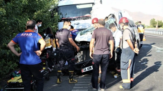 Elazığ'da düğün yolunda feci kaza: 3 ölü, 10 yaralı