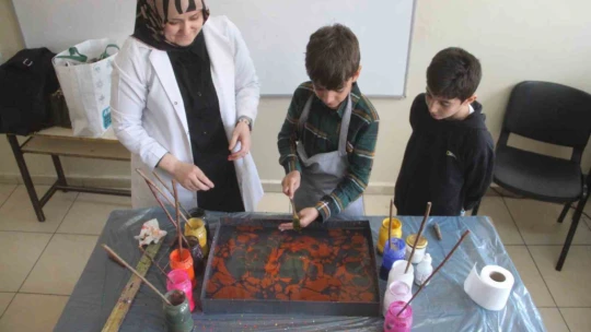 Elazığ'da ebru sanatı ile tanışan çocuklar büyük mutluluk yaşadı
