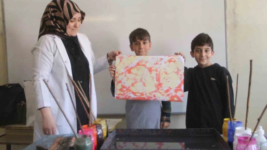 Elazığ'da ebru sanatı ile tanışan çocuklar büyük mutluluk yaşadı