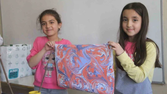 Elazığ'da ebru sanatı ile tanışan çocuklar büyük mutluluk yaşadı