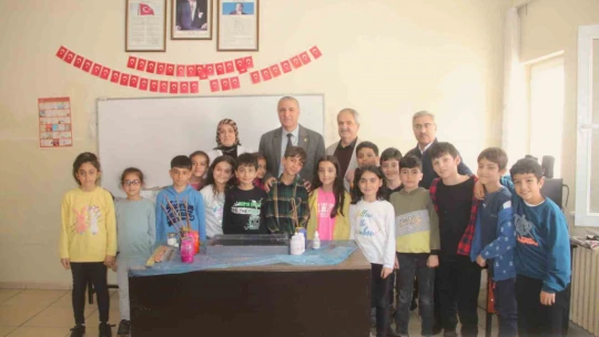 Elazığ'da ebru sanatı ile tanışan çocuklar büyük mutluluk yaşadı