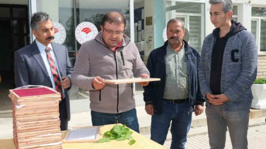 Elazığ'da eğitimi tamamlayan 25 üreticiye 90 kutu ipek böceği larvası dağıtıldı