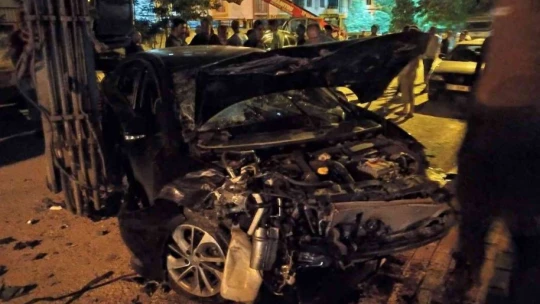 Ekskavatöre çarpan otomobil hurdaya döndü: 2'si ağır 3 yaralı