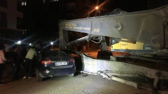 Ekskavatöre çarpan otomobil hurdaya döndü: 2'si ağır 3 yaralı