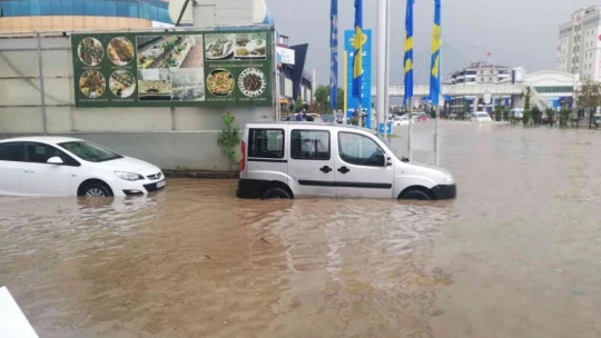 Elazığ'da ev ve iş yerlerini su bastı, mahsur kalanları itfaiye botla kurtardı