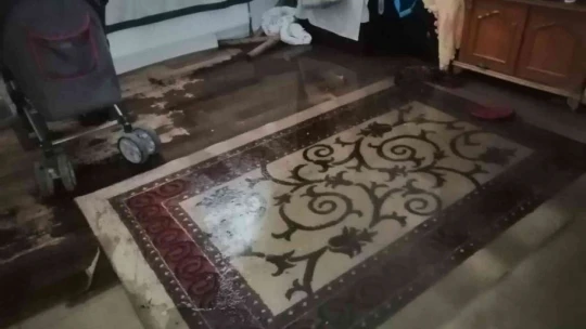Elazığ'da ev ve iş yerlerini su bastı, mahsur kalanları itfaiye botla kurtardı