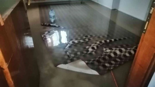 Elazığ'da ev ve iş yerlerini su bastı, mahsur kalanları itfaiye botla kurtardı
